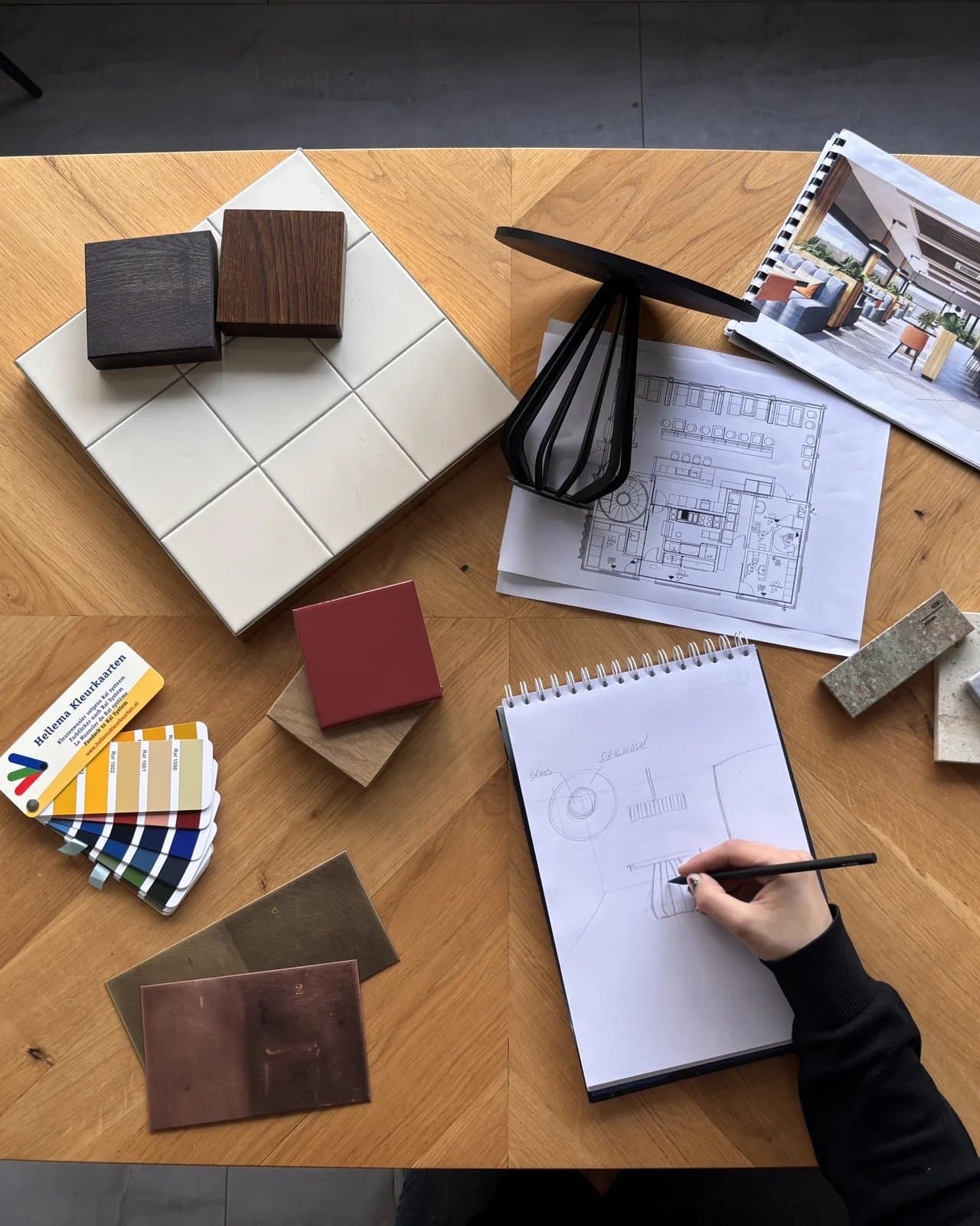 Проектиране на маса по поръчка с мостри от материали в Creativ KS